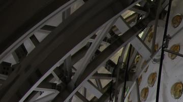 La esfera acrílica de 35 metros de diámetro del Observatorio Juno alberga 20,000 toneladas de líquido centelleador para detectar neutrinos.