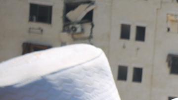 Palestinos esperan para recibir comida en un comedor social.