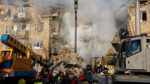 Rusia lanza ataques masivos con misiles y drones contra la capital de Ucrania que dejan al menos 19 muertos