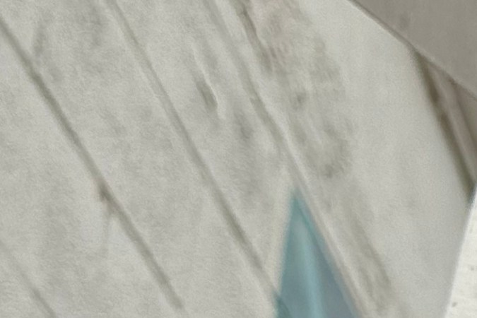 Una pegatina que dice: "Trump debe irse ahora" muestra el rechazo de los residentes en la capital a su ocupación por tropas y agentes federales.