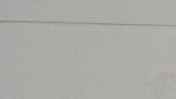 Ronnie Acosta, su familia y la directora Nichols están emocionados por el nuevo año escolar. (Isaac Ceja/La Opinión