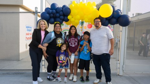 Ronnie Acosta, su familia y la directora Nichols están emocionados por el nuevo año escolar. (Isaac Ceja/La Opinión