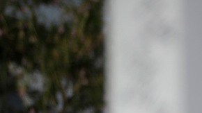 Personas visitan un monumento improvisado en el lugar de un tiroteo masivo en un centro comercial de El Paso, Texas.