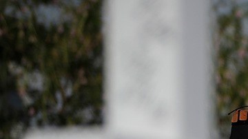 Personas visitan un monumento improvisado en el lugar de un tiroteo masivo en un centro comercial de El Paso, Texas.