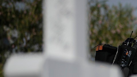 Personas visitan un monumento improvisado en el lugar de un tiroteo masivo en un centro comercial de El Paso, Texas.
