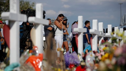Personas visitan un monumento improvisado en el lugar de un tiroteo masivo en un centro comercial de El Paso, Texas.