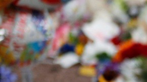 En esta foto de archivo del 6 de agosto de 2019, Gloria Garcés se arrodilla frente a cruces cerca del lugar de un tiroteo masivo en El Paso, Texas.