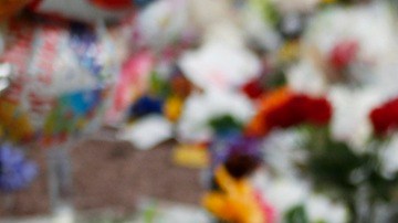 En esta foto de archivo del 6 de agosto de 2019, Gloria Garcés se arrodilla frente a cruces cerca del lugar de un tiroteo masivo en El Paso, Texas.