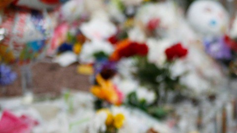 En esta foto de archivo del 6 de agosto de 2019, Gloria Garcés se arrodilla frente a cruces cerca del lugar de un tiroteo masivo en El Paso, Texas.