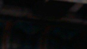 Una bandera estadounidense ondea junto al emblema nacional chino.