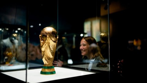 Exhibición del trofeo de la Copa Mundial de la FIFA en Buenos Aires, Argentina.