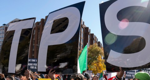 El gobierno de Trump busca terminar con el TPS de varios países.