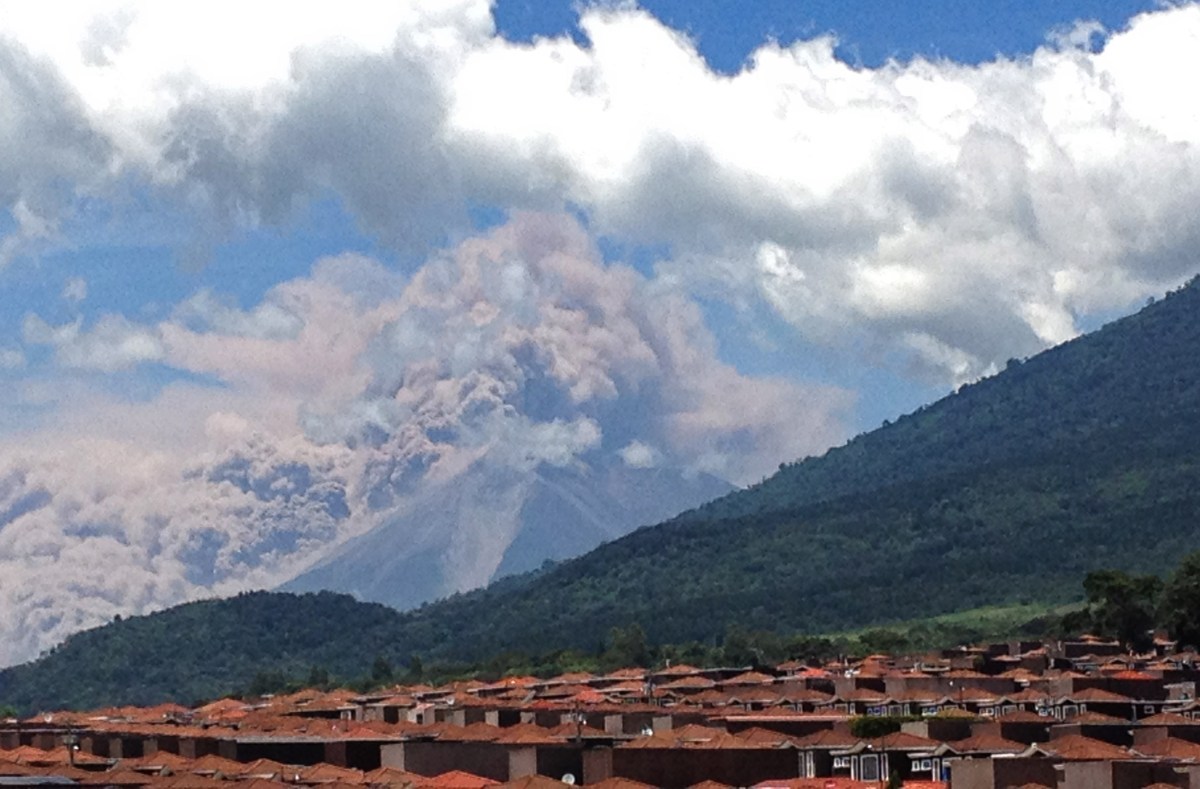 Le propuso matrimonio a su pareja y el volcán que tenían detrás entró en erupción: video viral