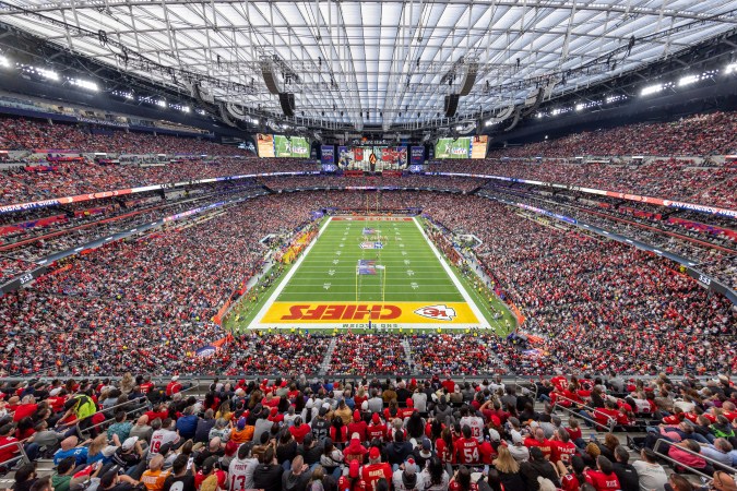 El espectacular Allegiant Stadium de Las Vegas será la sede de Canelo vs. Crawford. El estadio es casa de los Raiders y albergó el Super Bowl en febrero de 2024 (arriba).