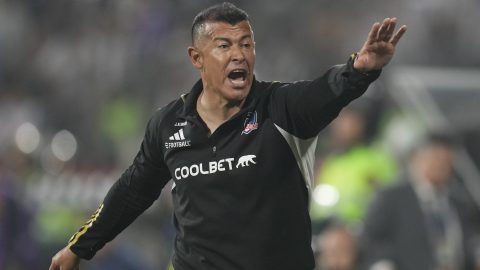 Jorge Almirón dirigiendo un partido de Colo Colo.