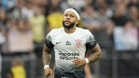 Memphis Depay from The Netherlands, now playing for Corinthians, runs on the pitch during his debut in a Brazilian soccer league match against Atletico Goianiense at the Neo Quimica Arena in Sao Paulo, Saturday, Sept. 21, 2024. (AP Photo/Andre Penner)