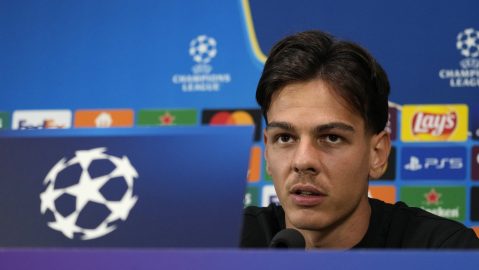 Ardon jashari durante una conferencia de prensa previa a un juego de Champions League.