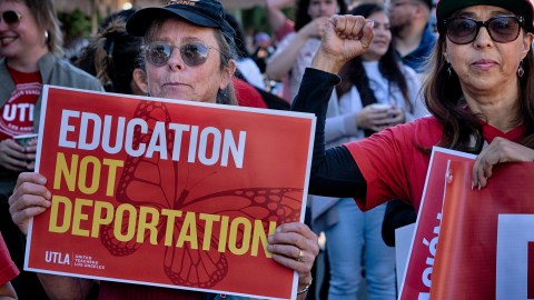El sindicato United Teachers Los Ángeles pide que el distrito escolar mantenga seguros a los estudiantes,,