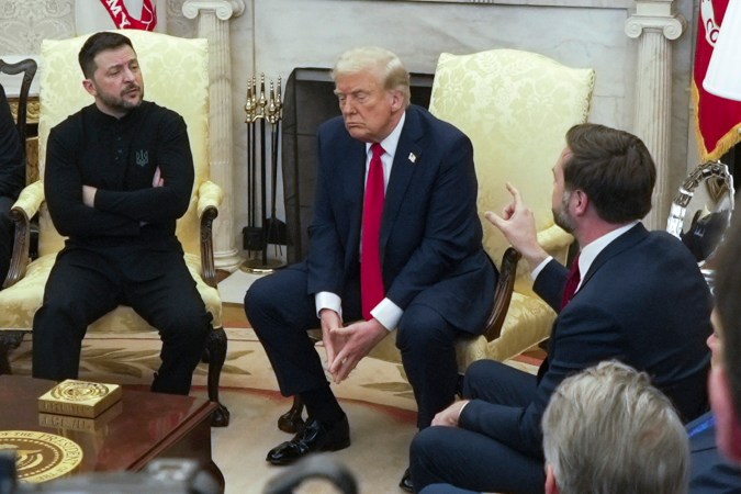 Trump analiza invitar a Zelenski a su encuentro con Putin en Alaska, según medios