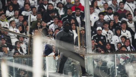 El clásico chileno enlutó al fútbol por la muerte de un aficionado.