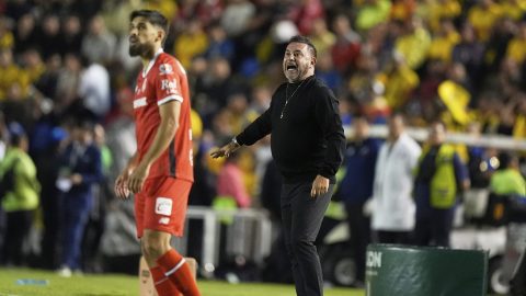 Toluca's coach Antonio Mohamed, right, reacts during the Mexican soccer league first leg final match against America, in Mexico City, Thursday, May 22, 2025. (AP Photo/Fernando Llano)