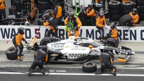 Pato O'Ward a bordo de su monoplaza durante una parada en los pits en las 500 Millas de Indianápolis.