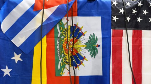 Las banderas de de EE.UU., Haití, Venezuela y Cuba durante una conferencia de prensa sobre la protección humanitaria a más de 500,000 inmigrantes.
