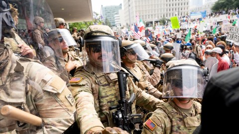 La Administración Trump defendió el despliegue de la Guardia Nacional en Los Ángeles, en medio de operativos de ICE.