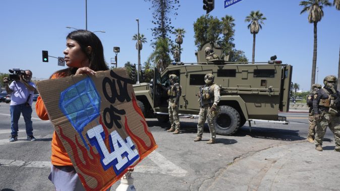 Una persona protesta contra las redadas migratorias enfrente de agentes federales durante un operativo en el parque MacArthur de Los Ángeles el 7 de julio de 2025.