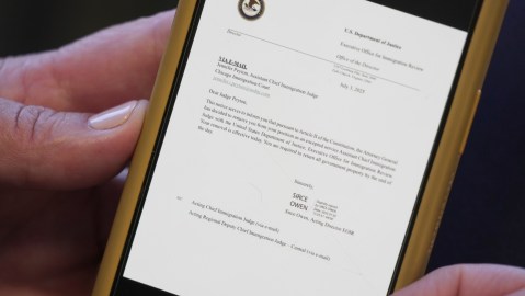 Jennifer Peyton muestra el correo de despido como Jueza Asistente del Jefe de Inmigración en Chicago el 21 de julio de 2025.
