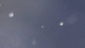 Jonathan Aranda (62) de los Rays de Tampa Bay es atendido después de lesionarse en la quinta entrada de un partido de béisbol contra los Yankees de Nueva York, el jueves 31 de julio de 2025, en Nueva York. (AP Photo/Heather Khalifa)