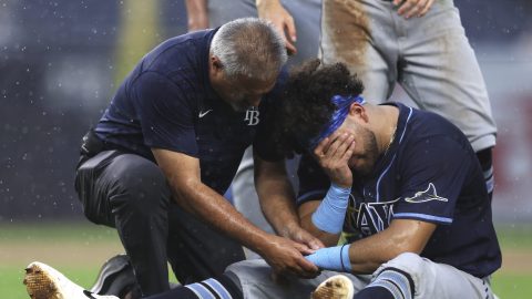 Jonathan Aranda (62) de los Rays de Tampa Bay es atendido después de lesionarse en la quinta entrada de un partido de béisbol contra los Yankees de Nueva York, el jueves 31 de julio de 2025, en Nueva York. (AP Photo/Heather Khalifa)