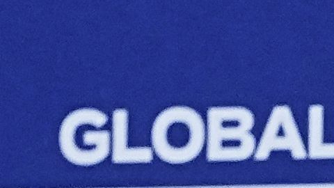 Osmar Olvera muestra la medalla de oro que le ganó a los chinos en trampolín de 3 m.