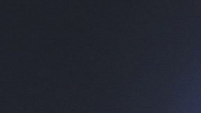 La umpire Jen Pawol observa desde la primera base la primera entrada del primer duelo de la doble cartelera entre los Bravos de Atlanta y Marlins de Miami el sábado 9 de agosto del 2025. (AP Foto/Colin Hubbard)