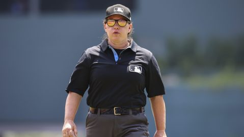 La umpire Jen Pawol observa desde la primera base la primera entrada del primer duelo de la doble cartelera entre los Bravos de Atlanta y Marlins de Miami el sábado 9 de agosto del 2025. (AP Foto/Colin Hubbard)