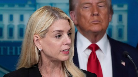 La fiscal general Pam Bondi y el presidente Donald Trump.