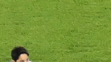 Players come onto the pitch before the UEFA Super Cup soccer match between Paris Saint-Germain and Tottenham Hotspur in Udine, Italy, Wednesday, Aug. 13, 2025. (AP Photo/Denes Erdos)