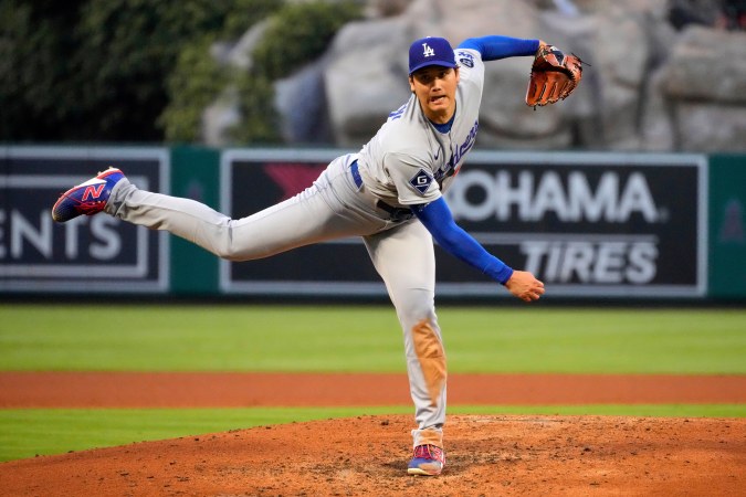 Shohei Ohtani realiza un lanzamiento durante el partido contra los Angels, su primera apertura como pitcher en el estadio que fue su casa por seis años antes de llegar a los Dodgers.
