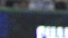 Andy Pages, jugador de los Dodgers, pierde su bate tras conectar un batazo de foul en el segundo inning del partido contra los Padres en Los Ángeles.