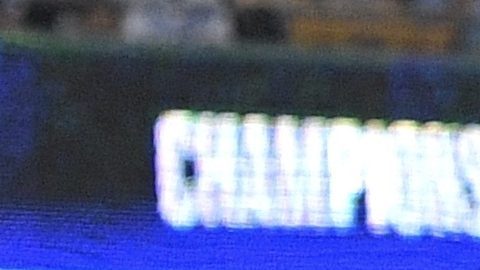 Andy Pages, jugador de los Dodgers, pierde su bate tras conectar un batazo de foul en el segundo inning del partido contra los Padres en Los Ángeles.