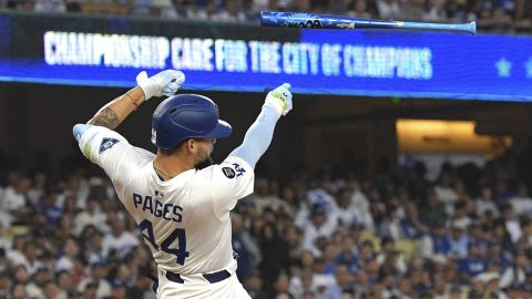 Andy Pages, jugador de los Dodgers, pierde su bate tras conectar un batazo de foul en el segundo inning del partido contra los Padres en Los Ángeles.