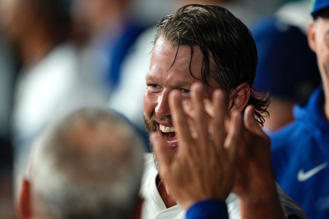 Clayton Kershaw, muy contento con su actuación ante los Padres, es felicitado en la caseta de los Dodgers tras lanzar 6 excelentes innings contra un rival temible.