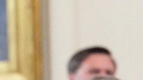 El presidente de Ucrania, Volodimir Zelensky, habla mientras el primer ministro británico, Keir Starmer (sentado al fondo a la izquierda), el presidente de Francia, Emmanuel Macron, y el presidente Donald Trump escuchan durante una reunión en la Casa Blanca.