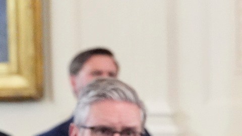 El presidente de Ucrania, Volodimir Zelensky, habla mientras el primer ministro británico, Keir Starmer (sentado al fondo a la izquierda), el presidente de Francia, Emmanuel Macron, y el presidente Donald Trump escuchan durante una reunión en la Casa Blanca.