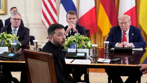 El presidente de Ucrania, Volodimir Zelensky, habla mientras el primer ministro británico, Keir Starmer (sentado al fondo a la izquierda), el presidente de Francia, Emmanuel Macron, y el presidente Donald Trump escuchan durante una reunión en la Casa Blanca.