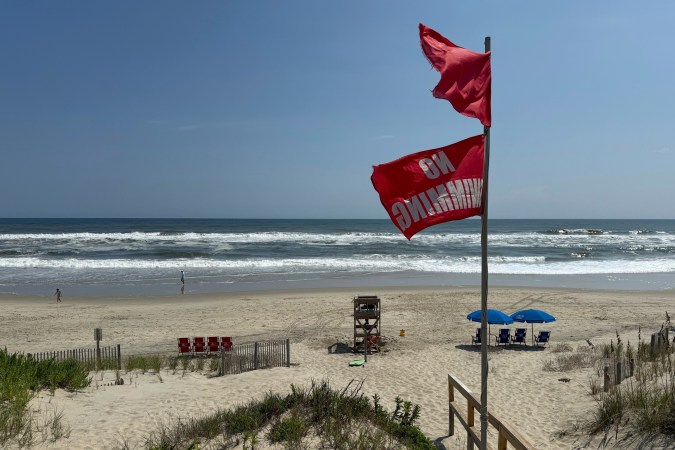 Nueva York cerrará sus playas ante el fuerte oleaje que ocasionará el huracán Erin