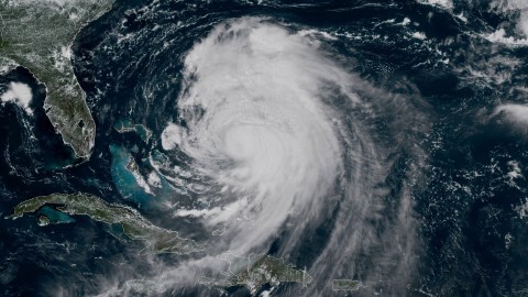 Nueva York cerrará sus playas ante el fuerte oleaje que ocasionará el huracán Erin