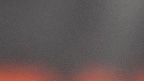 El quarterback Shedeur Sanders, de los Browns, es capturado atrás por Bill Norton, liniero defensivo de los Rams, durante el partido final de pretemporada para ambos equipos realizado en Cleveland.