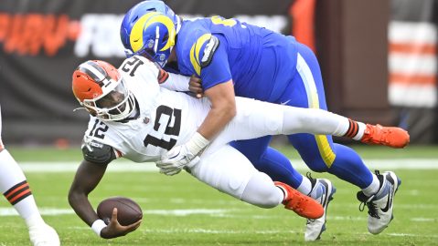 El quarterback Shedeur Sanders, de los Browns, es capturado atrás por Bill Norton, liniero defensivo de los Rams, durante el partido final de pretemporada para ambos equipos realizado en Cleveland.