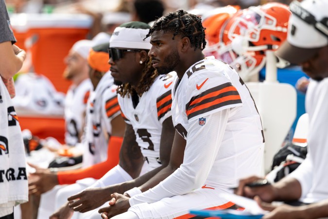 Luego de una tarde en la que sufrió cinco capturas, el quarterback Shedeur Sanders se vio desconsolado en la banca de los Browns, que derrotaron a los Rams en el cierre de su pretemporada.